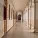...presenta unarchitettura mediterranea ispirata ai porticati di Siviglia e di Madrid